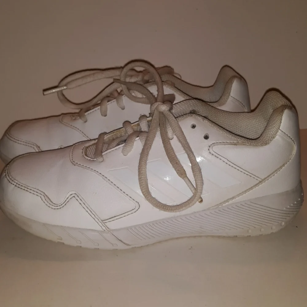 Adidas unisex AltaRun Training Shoes 3.5